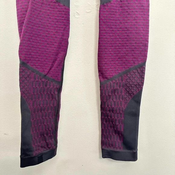 Lululemon NWOT’s About That base tight leggings. Size 2 - Picture 7 of 9
